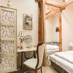 Rustic In The Jewish Quarter *
